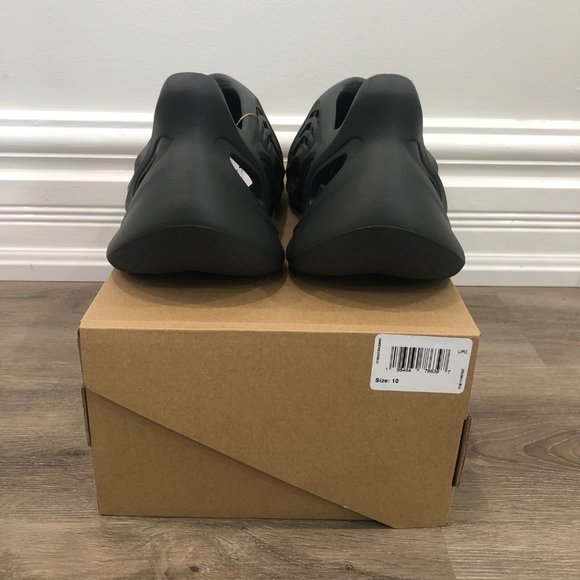 Yeezy Foam RNR Carbon - Picture 4 of 5